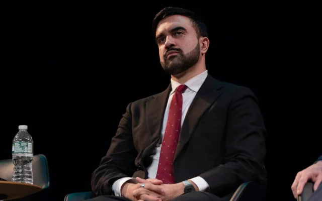 Zohran Mamdani, membre de l'Assemblée de New York, participant à un forum du conseil du 37ᵉ district à la mairie de New York, le 26 février 2025. (Crédit : Julia Demaree Nikhinson/AP) Zohran Mamdani, membre de l'Assemblée de New York, participant à un forum du conseil du 37ᵉ district à la mairie de New York, le 26 février 2025. (Crédit : Julia Demaree Nikhinson/AP)