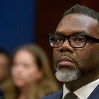 Le maire de Chicago, Brandon Johnson, à la table des témoins lors d'une audience de la commission de la Chambre des représentants sur la surveillance et la réforme du gouvernement avec les maires des villes sanctuaires, au Capitole, à Washington, le 5 mars 2025. (Crédit : Rod Lamkey, Jr./AP)