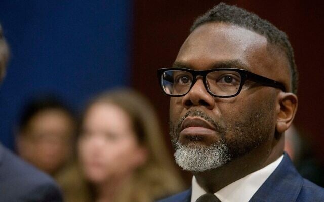 Le maire de Chicago, Brandon Johnson, à la table des témoins lors d'une audience de la commission de la Chambre des représentants sur la surveillance et la réforme du gouvernement avec les maires des villes sanctuaires, au Capitole, à Washington, le 5 mars 2025. (Crédit : Rod Lamkey, Jr./AP)