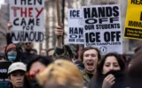 Des manifestants se rassemblent à Foley Square, devant le tribunal fédéral de Manhattan, pour soutenir Mahmoud Khalil, le12 mars 2025, à New York. (Crédit : AP/Stefan Jeremiah)