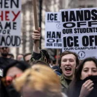 Des manifestants se rassemblent à Foley Square, devant le tribunal fédéral de Manhattan, pour soutenir Mahmoud Khalil, le12 mars 2025, à New York. (Crédit : AP/Stefan Jeremiah)