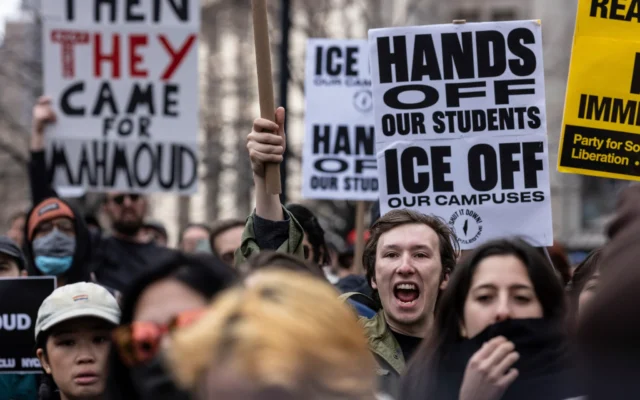 Des manifestants se rassemblent à Foley Square, devant le tribunal fédéral de Manhattan, pour soutenir Mahmoud Khalil, le12 mars 2025, à New York. (Crédit : AP/Stefan Jeremiah) Des manifestants se rassemblent à Foley Square, devant le tribunal fédéral de Manhattan, pour soutenir Mahmoud Khalil, le12 mars 2025, à New York. (Crédit : AP/Stefan Jeremiah)