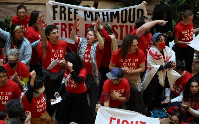 Des manifestants du groupe "Jewish Voice for Peace" protestent à l'intérieur de la Trump Tower en soutien à Mahmoud Khalil, le 13 mars 2025, à New York. (Crédit : AP Photo/Yuki Iwamura)