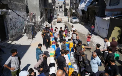 Des Palestiniens attendent de pouvoir remplir des bidons d'eau à Jabaliya, dans le nord de la bande de Gaza, le 16 mars 2025. (Crédit : AP Photo/Abdel Kareem Hana)