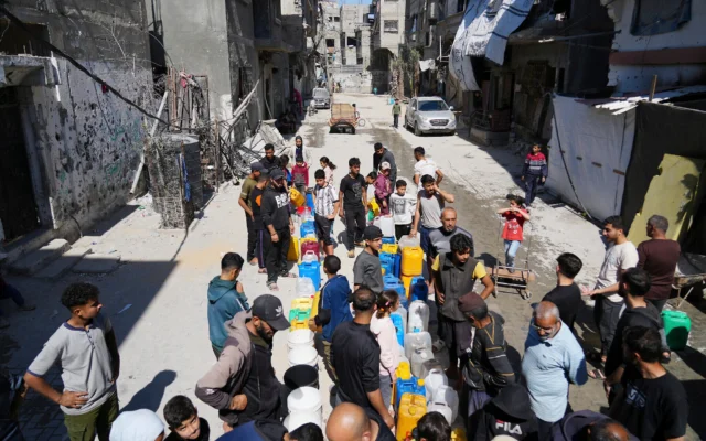 Des Palestiniens attendent de pouvoir remplir des bidons d'eau à Jabaliya, dans le nord de la bande de Gaza, le 16 mars 2025. (Crédit : AP Photo/Abdel Kareem Hana) Des Palestiniens attendent de pouvoir remplir des bidons d'eau à Jabaliya, dans le nord de la bande de Gaza, le 16 mars 2025. (Crédit : AP Photo/Abdel Kareem Hana)