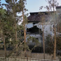 L'impact d'un projectile visible sur le mur de la maison d'hôtes de l'ONU, où se trouvaient des employés des Nations unies lorsqu'une explosion s'est produite dans le bâtiment, faisant un mort et cinq blessés parmi les membres du personnel à Deir al-Balah, dans le centre de Gaza, le mercredi 19 mars 2025. (Crédit : AP Photo/Abdel Kareem Hana)