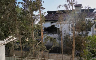 L'impact d'un projectile visible sur le mur de la maison d'hôtes de l'ONU, où se trouvaient des employés des Nations unies lorsqu'une explosion s'est produite dans le bâtiment, faisant un mort et cinq blessés parmi les membres du personnel à Deir al-Balah, dans le centre de Gaza, le mercredi 19 mars 2025. (Crédit : AP Photo/Abdel Kareem Hana)