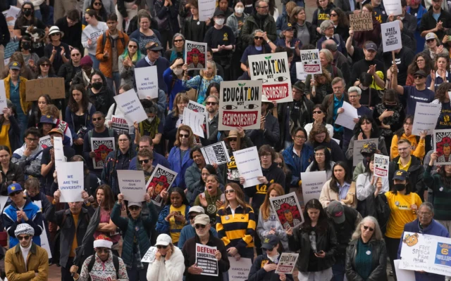 Manifestation d'étudiants et de professeurs pour protester contre la répression de l'administration Trump à l'encontre des universités en raison de l'antisémitisme, sur le campus de l'université de Berkeley, en Californie, le 19 mars 2025. (Crédit : Godofredo A. Vásquez/AP)