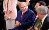 Le gouverneur du Texas, Greg Abbott, avant un discours du président Donald Trump lors d’un événement sur l’éducation et la cérémonie de signature d’un décret à la Maison-Blanche, Washington, le 20 mars 2025.
(AP Photo/Ben Curtis)