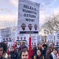 Des centaines de personnes rassemblées pour demander la libération de Rumeysa Ozturk, une étudiante turque de l'Université de Tufts, qui a été arrêtée la veillle par des agents fédéraux, à Somerville, dans le Massachusetts, le 26 mars 2025. (Crédit : Michael Casey/AP)