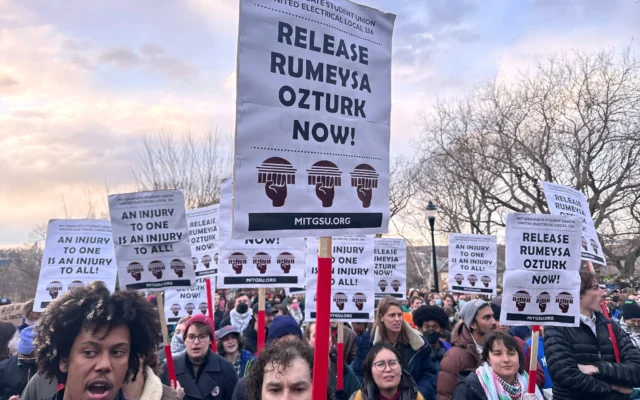Des centaines de personnes rassemblées pour demander la libération de Rumeysa Ozturk, une étudiante turque de l'Université de Tufts, qui a été arrêtée la veillle par des agents fédéraux, à Somerville, dans le Massachusetts, le 26 mars 2025. (Crédit : Michael Casey/AP)