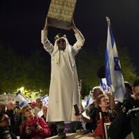 Des personnes manifestant contre le gouvernement du Premier ministre Benjamin Netanyahu, devant la Knesset, à Jérusalem, le 31 mars 2025. (Crédit : Ohad Zwigenberg/AP)