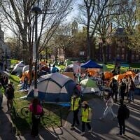 DOSSIER - Des étudiants manifestant contre la guerre à Gaza et des passants traversant Harvard Yard sont vus dans un campement à l'Université de Harvard à Cambridge, Massachusetts, le 25 avril 2024. (AP Photo/Ben Curtis, File)