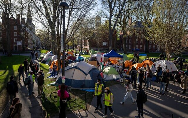 DOSSIER - Des étudiants manifestant contre la guerre à Gaza et des passants traversant Harvard Yard sont vus dans un campement à l'Université de Harvard à Cambridge, Massachusetts, le 25 avril 2024. (AP Photo/Ben Curtis, File) DOSSIER - Des étudiants manifestant contre la guerre à Gaza et des passants traversant Harvard Yard sont vus dans un campement à l'Université de Harvard à Cambridge, Massachusetts, le 25 avril 2024. (AP Photo/Ben Curtis, File)