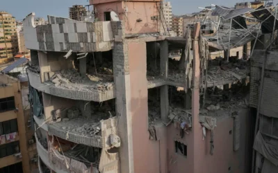 Des immeubles résidentiels endommagés après avoir été frappés par une attaque israélienne à Dahiyeh, une banlieue sud de Beyrouth, au Liban, le 1er avril 2025. (Crédit : AP/Hussein Malla)