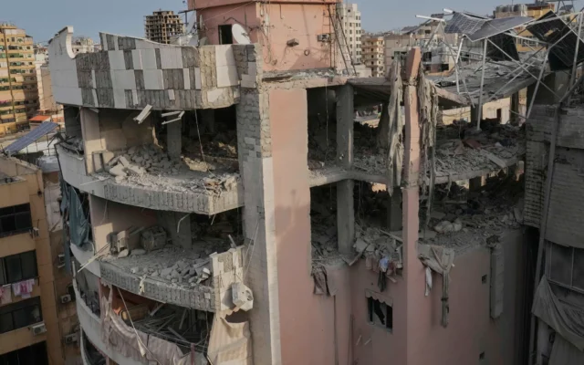 Des immeubles résidentiels endommagés après avoir été frappés par une attaque israélienne à Dahiyeh, une banlieue sud de Beyrouth, au Liban, le 1er avril 2025. (Crédit : AP/Hussein Malla) Des immeubles résidentiels endommagés après avoir été frappés par une attaque israélienne à Dahiyeh, une banlieue sud de Beyrouth, au Liban, le 1er avril 2025. (Crédit : AP/Hussein Malla)