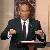 Le sénateur Cory Booker, représentant démocrate du New Jersey, s'exprime depuis la tribune du Sénat, le 1er avril 2025. (Crédit : Senate Television via AP)