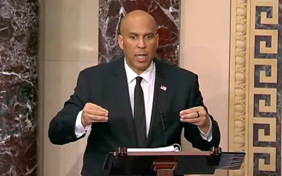 Le sénateur Cory Booker, représentant démocrate du New Jersey, s'exprime depuis la tribune du Sénat, le 1er avril 2025. (Crédit : Senate Television via AP)