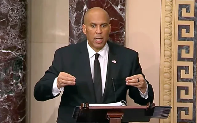Le sénateur Cory Booker, représentant démocrate du New Jersey, s'exprime depuis la tribune du Sénat, le 1er avril 2025. (Crédit : Senate Television via AP) Le sénateur Cory Booker, représentant démocrate du New Jersey, s'exprime depuis la tribune du Sénat, le 1er avril 2025. (Crédit : Senate Television via AP)