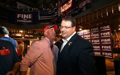 Le candidat républicain Randy Fine (à droite) et des partisans après l'annonce des résultats de l'élection spéciale pour le 6ᵉ district de la Chambre des Représentants des États-Unis, à Ormond Beach, en Floride, le 1ᵉʳ avril 2025. (Crédit : Phelan M. Ebenhack/AP)