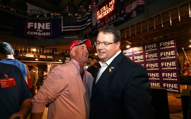 Le candidat républicain Randy Fine (à droite) et des partisans après l'annonce des résultats de l'élection spéciale pour le 6ᵉ district de la Chambre des Représentants des États-Unis, à Ormond Beach, en Floride, le 1ᵉʳ avril 2025. (Crédit : Phelan M. Ebenhack/AP) Le candidat républicain Randy Fine (à droite) et des partisans après l'annonce des résultats de l'élection spéciale pour le 6ᵉ district de la Chambre des Représentants des États-Unis, à Ormond Beach, en Floride, le 1ᵉʳ avril 2025. (Crédit : Phelan M. Ebenhack/AP)