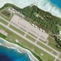 Six bombardiers furtifs B-2 stationnés au Camp Thunder Cove, à Diego Garcia, le 2 avril 2025. (Crédit : Planet Labs PBC via AP)