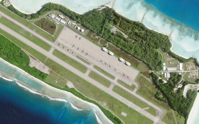 Six bombardiers furtifs B-2 stationnés au Camp Thunder Cove, à Diego Garcia, le 2 avril 2025. (Crédit : Planet Labs PBC via AP) Six bombardiers furtifs B-2 stationnés au Camp Thunder Cove, à Diego Garcia, le 2 avril 2025. (Crédit : Planet Labs PBC via AP)
