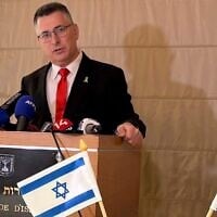 Le ministre des Affaires étrangères Gideon Saar s'exprimant à l'ambassade d'Israël à Paris, après sa rencontre avec son homologue française Jean-Noël Barrot, à Paris, le 3 avril 2025. (Crédit : Nicolas Garriga/AP)