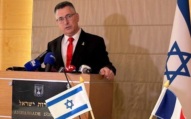 Le ministre des Affaires étrangères Gideon Saar s'adresse à l'ambassade d'Israël à Paris, après sa rencontre avec son homologue française Jean-Noël Barrot, le 3 avril 2025, à Paris. (AP/Nicolas Garriga) Le ministre des Affaires étrangères Gideon Saar s'adresse à l'ambassade d'Israël à Paris, après sa rencontre avec son homologue française Jean-Noël Barrot, le 3 avril 2025, à Paris. (AP/Nicolas Garriga)