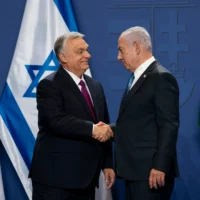 Le Premier ministre hongrois Viktor Orban (à gauche) et le Premier ministre Benjamin Netanyahu se serrant la main après une déclaration à la presse au monastère des Carmélites dans le château de Buda, à Budapest, en Hongrie, le 3 avril 2025. (Crédit : Denes Erdos/AP)