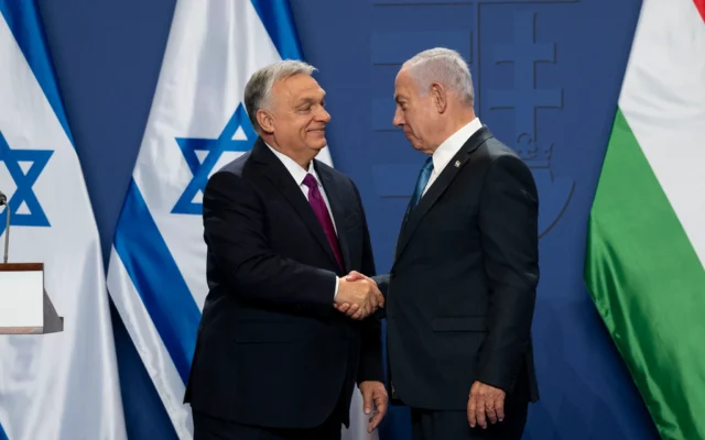 Le Premier ministre hongrois Viktor Orban (à gauche) et le Premier ministre Benjamin Netanyahu se serrant la main après une déclaration à la presse au monastère des Carmélites dans le château de Buda, à Budapest, en Hongrie, le 3 avril 2025. (Crédit : Denes Erdos/AP)