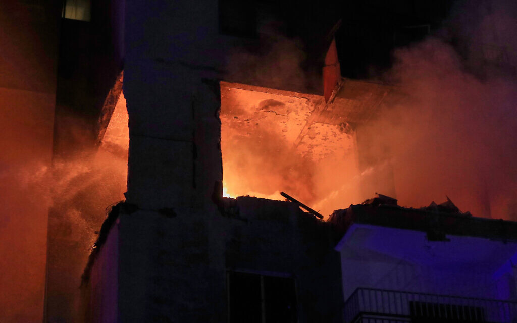 Des flammes sortent d'un appartement dans un immeuble résidentiel à Sidon, dans le sud du Liban, après qu'une frappe israélienne aurait visé le haut responsable du Hamas Hassan Farhat, le 4 avril 2025. (Crédit : AP/Mohammed Zaatari)