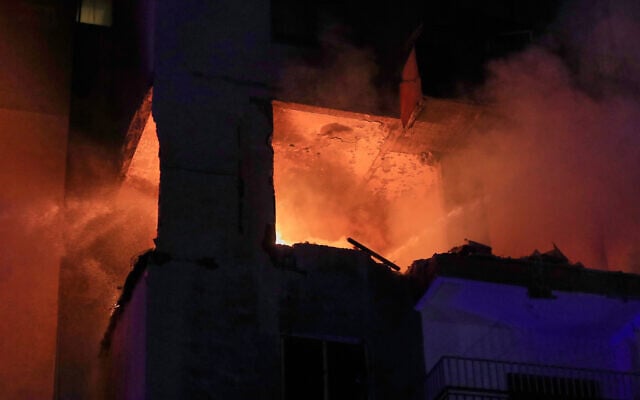 Des flammes sortent d'un appartement dans un immeuble résidentiel à Sidon, dans le sud du Liban, après qu'une frappe israélienne aurait visé le haut responsable du Hamas Hassan Farhat, le 4 avril 2025. (Crédit : AP/Mohammed Zaatari)