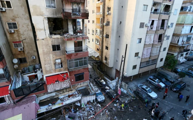 Des Libanais se rassemblent près d'un appartement qui a été touché par une frappe aérienne israélienne visant un haut commandant du Hamas, dans la ville portuaire de Saïda, au Liban, le 4 avril 2025. (Crédit : AP Photo/Mohammed Zaatari) Des Libanais se rassemblent près d'un appartement qui a été touché par une frappe aérienne israélienne visant un haut commandant du Hamas, dans la ville portuaire de Saïda, au Liban, le 4 avril 2025. (Crédit : AP Photo/Mohammed Zaatari)