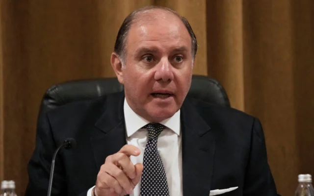 Karim Souaid, le nouveau gouverneur de la Banque centrale du Liban, lors d'une cérémonie de prise de fonction dans le bâtiment de la Banque centrale du Liban, à Beyrouth, au Liban, le 4 avril 2025. (Crédit : AP Photo/Hussein Malla) Karim Souaid, le nouveau gouverneur de la Banque centrale du Liban, lors d'une cérémonie de prise de fonction dans le bâtiment de la Banque centrale du Liban, à Beyrouth, au Liban, le 4 avril 2025. (Crédit : AP Photo/Hussein Malla)
