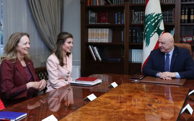 Le président libanais Joseph Aoun (à droite) rencontrant l'envoyée spéciale adjointe des États-Unis pour la paix au Moyen-Orient, Morgan Ortagus (au centre), et l'ambassadrice des États-Unis au Liban, Lisa A. Johnson, au palais présidentiel de Baabda, à l'est de Beyrouth, au Liban, le 5 avril 2025. (Crédit : Bureau de presse de la présidence libanaise via AP) Le président libanais Joseph Aoun (à droite) rencontrant l'envoyée spéciale adjointe des États-Unis pour la paix au Moyen-Orient, Morgan Ortagus (au centre), et l'ambassadrice des États-Unis au Liban, Lisa A. Johnson, au palais présidentiel de Baabda, à l'est de Beyrouth, au Liban, le 5 avril 2025. (Crédit : Bureau de presse de la présidence libanaise via AP)