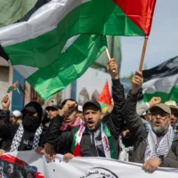Des dizaines de milliers de personnes participent à une manifestation pro-palestinienne et anti-Israël à Rabat, au Maroc, le 6 avril 2025. (AP Photo)