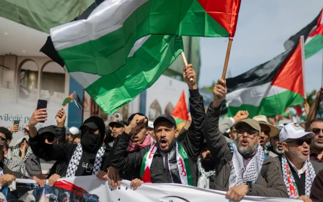 Des dizaines de milliers de personnes participent à une manifestation pro-palestinienne et anti-Israël à Rabat, au Maroc, le 6 avril 2025. (AP Photo) Des dizaines de milliers de personnes participent à une manifestation pro-palestinienne et anti-Israël à Rabat, au Maroc, le 6 avril 2025. (AP Photo)
