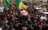 Des personnes en deuil portant Omar Mohammad Rabea, un Palestino-Américain de 14 ans  abattu par des soldats israéliens, lors de ses funérailles, dans la ville de Turmus Ayya, en Cisjordanie, le 7 avril 2025. (Crédit : Mahmoud Illean/AP)