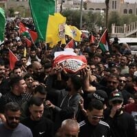 Des personnes en deuil portant Omar Mohammad Rabea, un Palestino-Américain de 14 ans  abattu par des soldats israéliens, lors de ses funérailles, dans la ville de Turmus Ayya, en Cisjordanie, le 7 avril 2025. (Crédit : Mahmoud Illean/AP)