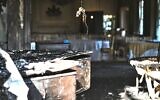Un piano carbonisé (à gauche), à l'intérieur de la résidence officielle du gouverneur de Pennsylvanie, après l'arrestation d'un homme soupçonné d'avoir provoqué l'incendie qui a contraint le gouverneur Josh Shapiro à fuir en pleine nuit le 13 avril 2025, à Harrisburg, en Pennsylvanie. (Crédit : Marc Levy/AP)