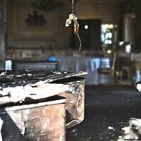 Un piano carbonisé (à gauche), à l'intérieur de la résidence officielle du gouverneur de Pennsylvanie, après l'arrestation d'un homme soupçonné d'avoir provoqué l'incendie qui a contraint le gouverneur Josh Shapiro à fuir en pleine nuit le 13 avril 2025, à Harrisburg, en Pennsylvanie. (Crédit : Marc Levy/AP)