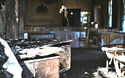 Un piano carbonisé (à gauche), à l'intérieur de la résidence officielle du gouverneur de Pennsylvanie, après l'arrestation d'un homme soupçonné d'avoir provoqué l'incendie qui a contraint le gouverneur Josh Shapiro à fuir en pleine nuit le 13 avril 2025, à Harrisburg, en Pennsylvanie. (Crédit : Marc Levy/AP)