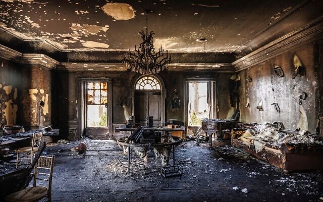 Les dégâts causés par un incendie dans la résidence du gouverneur démocrate de Pennsylvanie Josh Shapiro alors que le gouverneur et sa famille dormaient à l'intérieur, à Harrisburg, en Pennsylvanie, le 13 avril 2025. (Crédit : Commonwealth Media Services via AP)