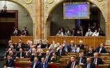 Le parlement hongrois a adopté un amendement à la constitution qui permet au gouvernement d'interdire les événements publics des communautés LGBTQ+, à Budapest, Hongrie, lundi 14 avril 2025. (Crédit : Robert Hegedus/MTI via AP)