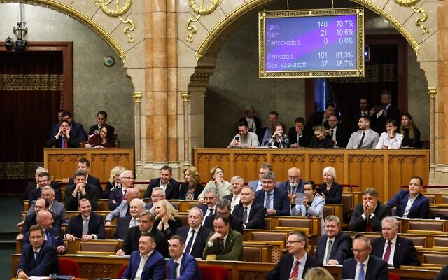 Le parlement hongrois a adopté un amendement à la constitution qui permet au gouvernement d'interdire les événements publics des communautés LGBTQ+, à Budapest, Hongrie, lundi 14 avril 2025. (Crédit : Robert Hegedus/MTI via AP) Le parlement hongrois a adopté un amendement à la constitution qui permet au gouvernement d'interdire les événements publics des communautés LGBTQ+, à Budapest, Hongrie, lundi 14 avril 2025. (Crédit : Robert Hegedus/MTI via AP)