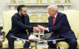 Le président américain Donald Trump, à droite, serre la main du président du Salvador, Nayib Bukele, lors d'une réunion dans le bureau ovale de la Maison Blanche à Washington, le 14 avril 2025. (Crédit : Pool via AP)