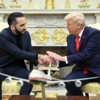Le président américain Donald Trump, à droite, serre la main du président du Salvador, Nayib Bukele, lors d'une réunion dans le bureau ovale de la Maison Blanche à Washington, le 14 avril 2025. (Crédit : Pool via AP)