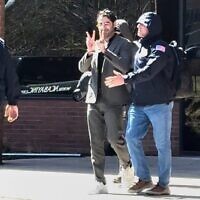 Cette image tirée d'une vidéo fournie par Christopher Helali montre Mohsen Mahdawi, un leader de la contestation anti-Israël à l'Université de Columbia, détenu au bureau des services de citoyenneté et d'immigration des États-Unis, à Colchester, dans le Vermont, le 14 avril 2025. (Crédit : Christopher Helali via AP)