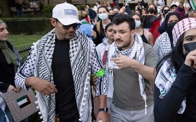 Mohsen Mahdawi (à gauche) et Mahmoud Khalil participant à une manifestation anti-Israël, à l'Université de Columbia, à New York, le 12 octobre 2023. (Crédit : Yuki Iwamura/AP)